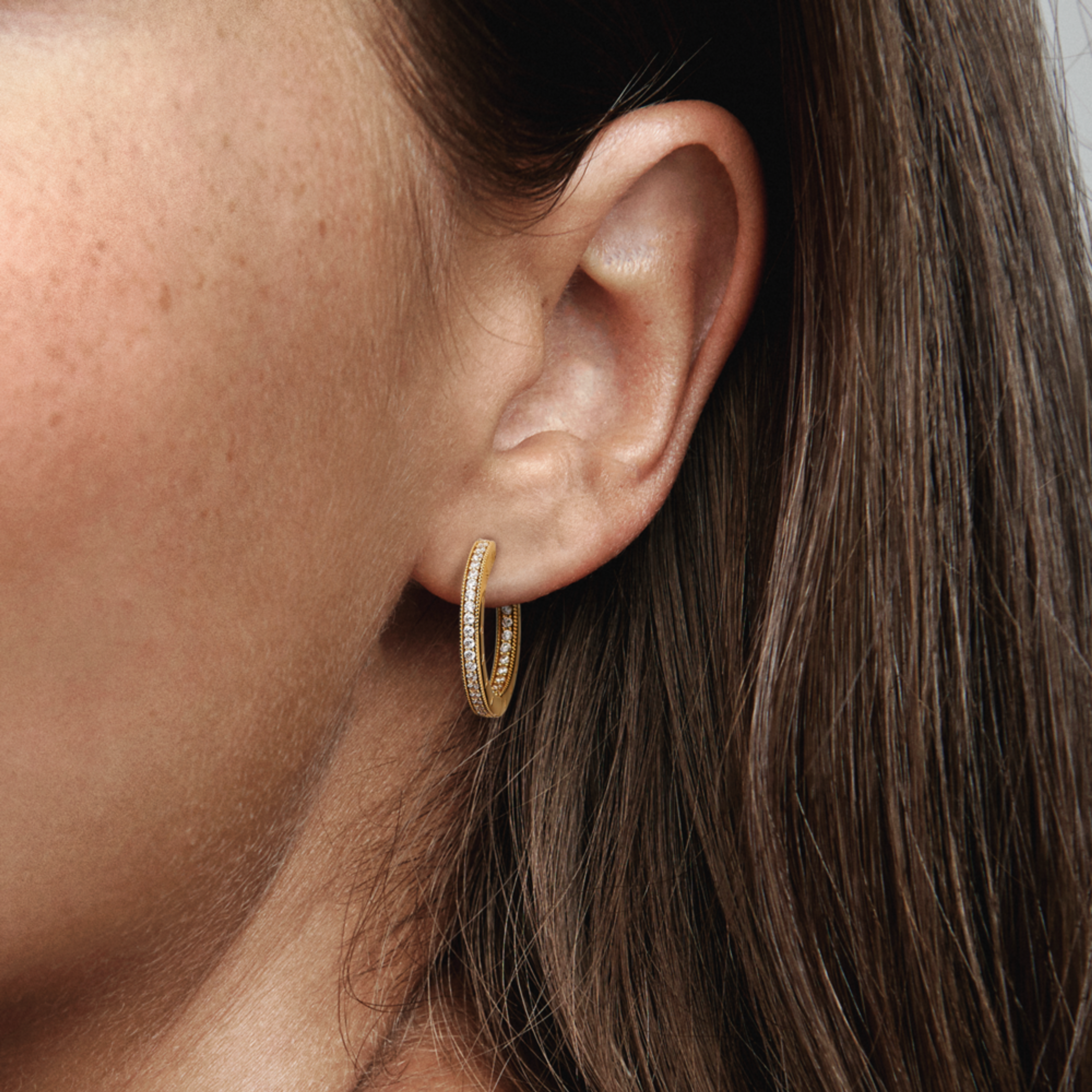 PANDORA Signature náušnice Logo a pavé - galerie #1