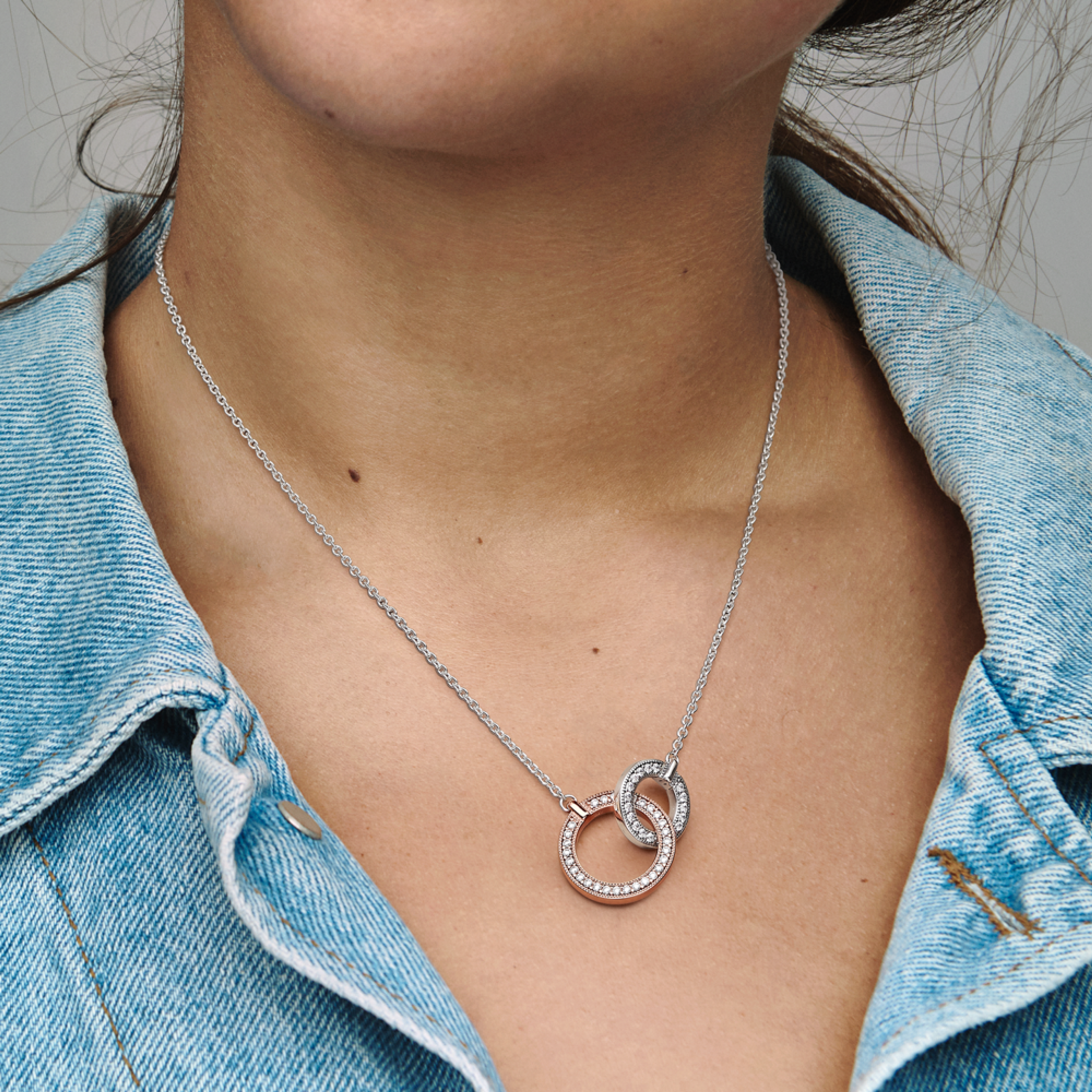 PANDORA Signature dvoubarevný náhrdelník Propletené kroužky - galerie #1
