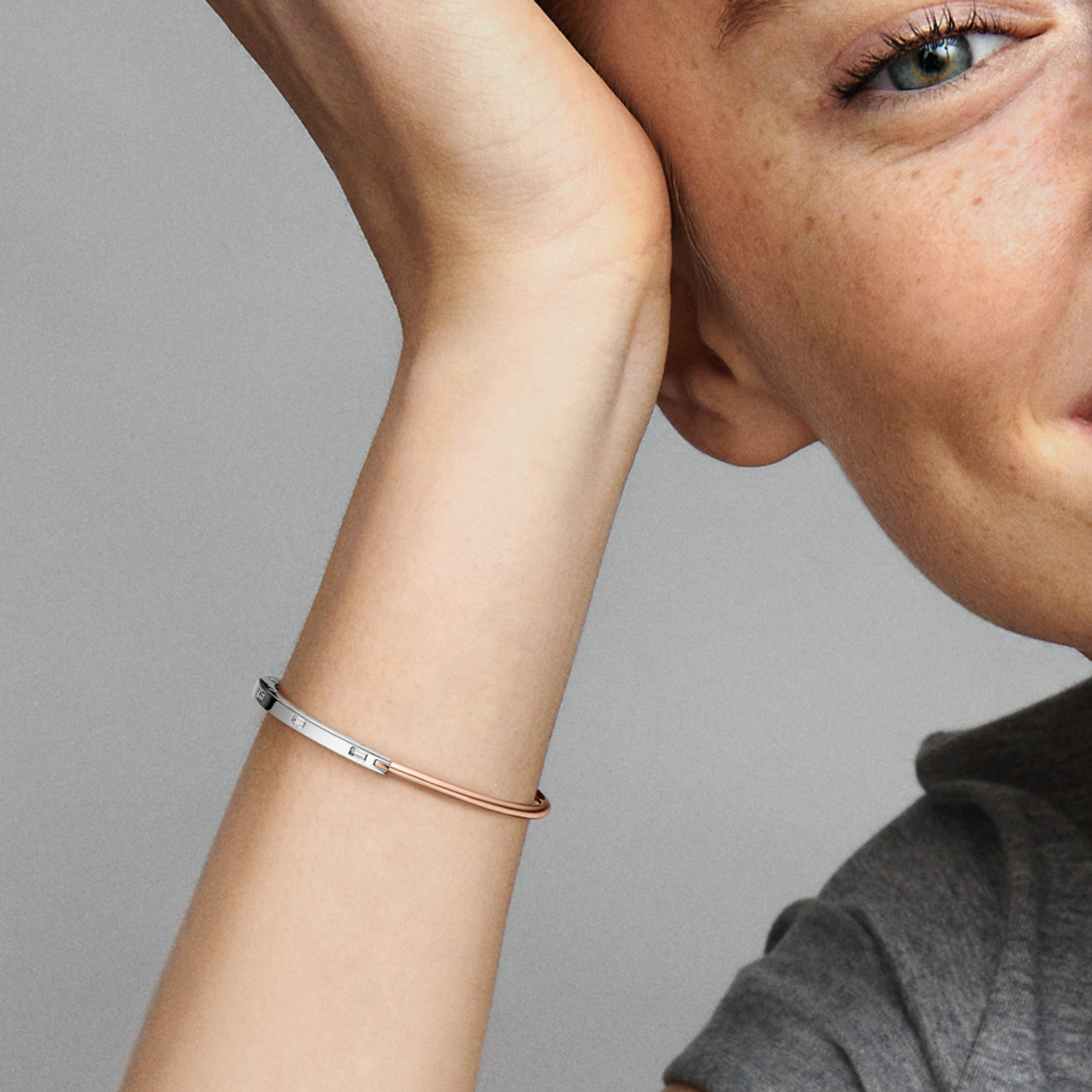 PANDORA dvoubarevný pevný náramek Signature kameny s I-D - galerie #1