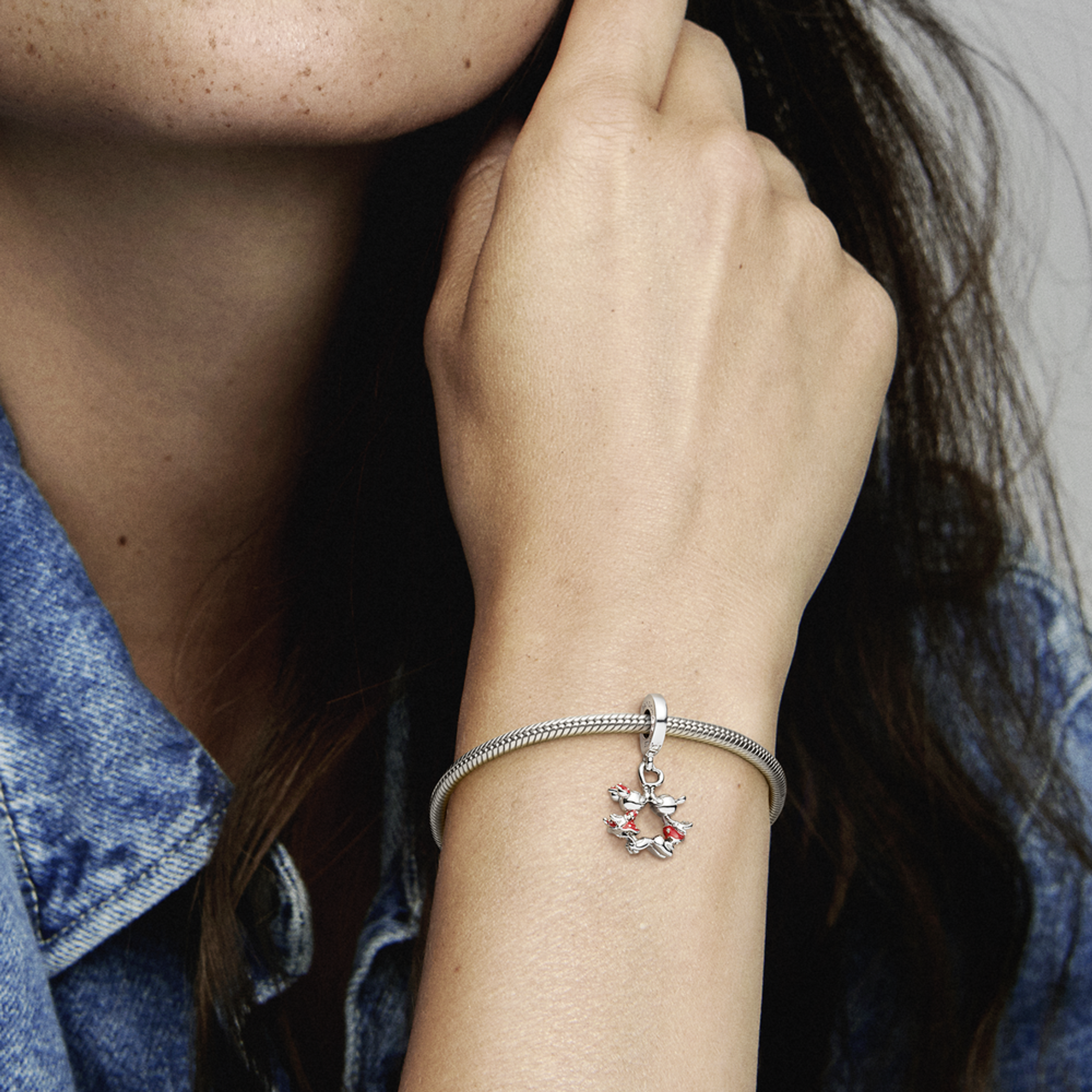 PANDORA Disney přívěsek Mickey Mouse a Minnie Mouse Polibek - galerie #1