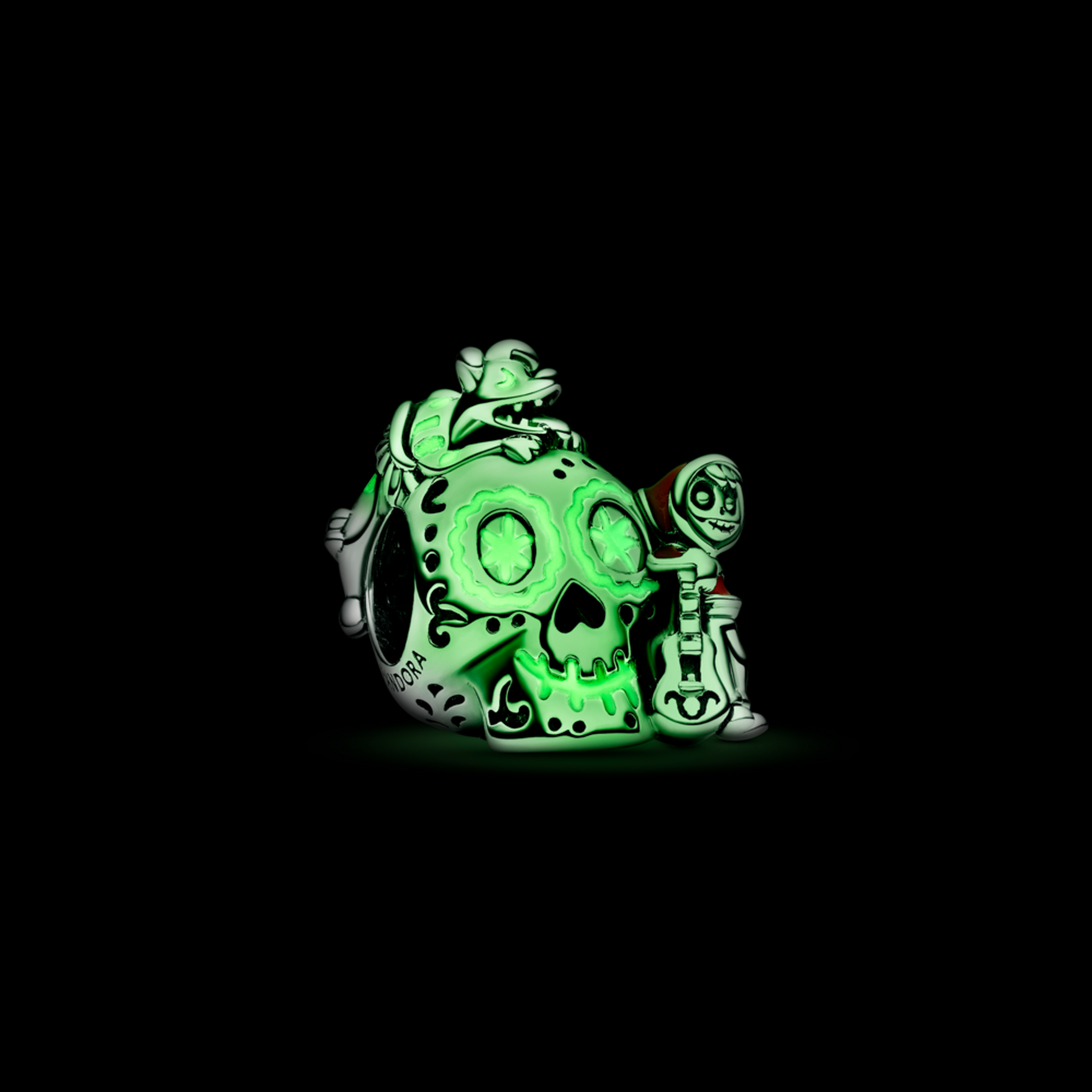 PANDORA Disney Pixar Coco Přívěsek zářicí ve tmě  Miguel a Dante s lebkou - galerie #1