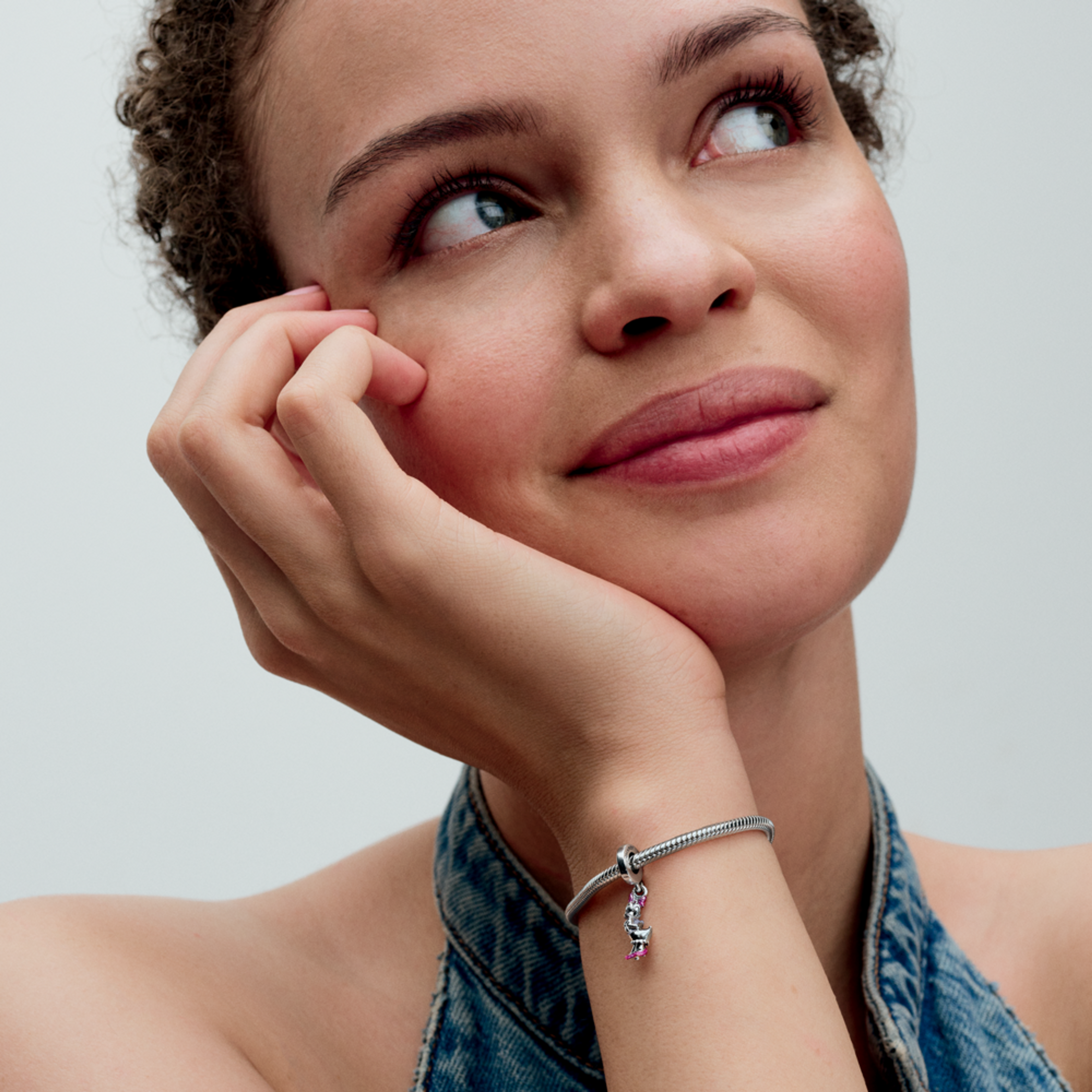 PANDORA Disney visací přívěsek Kačka Daisy - galerie #1