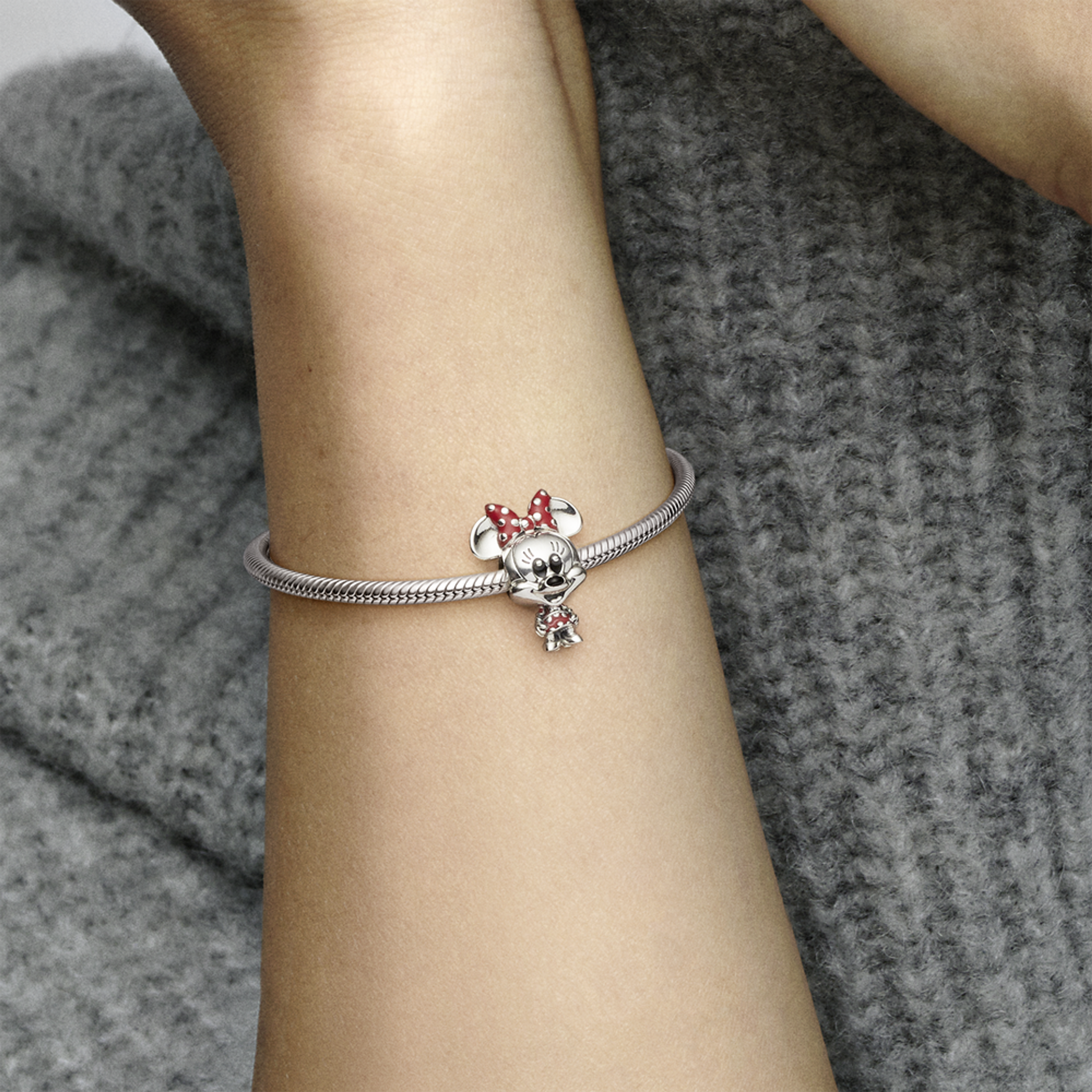 PANDORA Disney přívěsek Myška Minnie s puntíkovanými šaty a mašlí - galerie #1