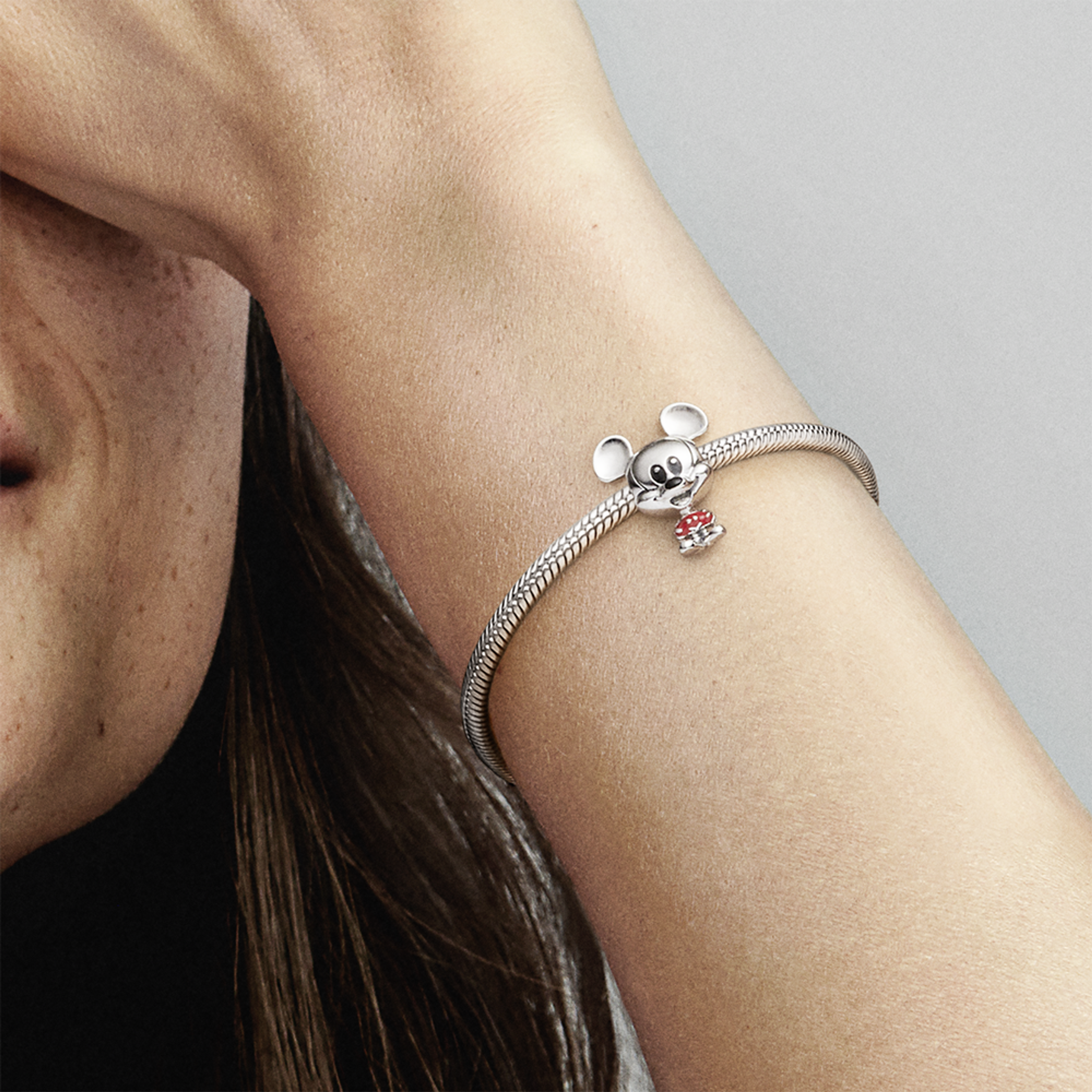 PANDORA Disney přívěsek Mickey Mouse Červené kalhoty - galerie #1