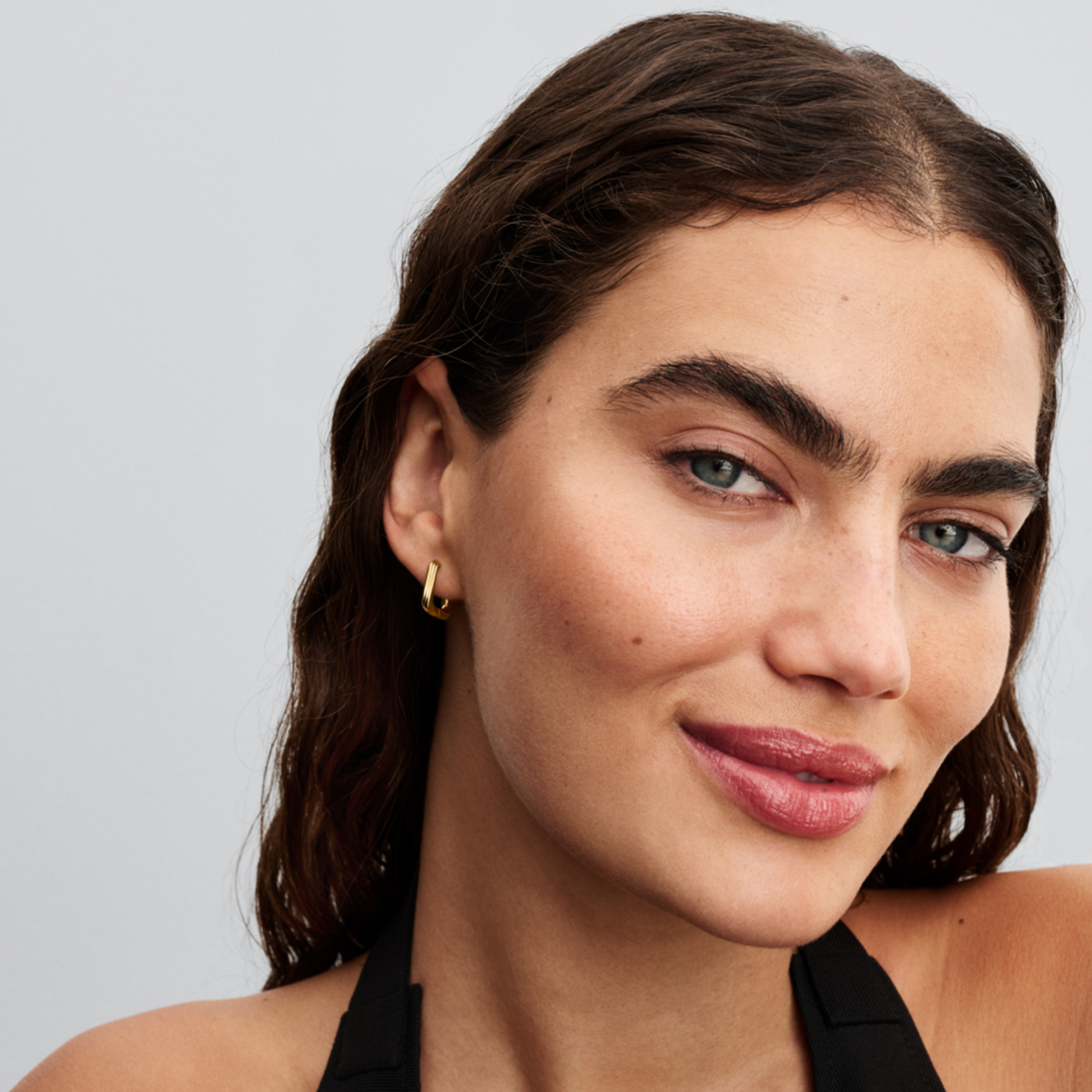 PANDORA Malé kruhové náušnice Zkroucený trojúhelník - galerie #1