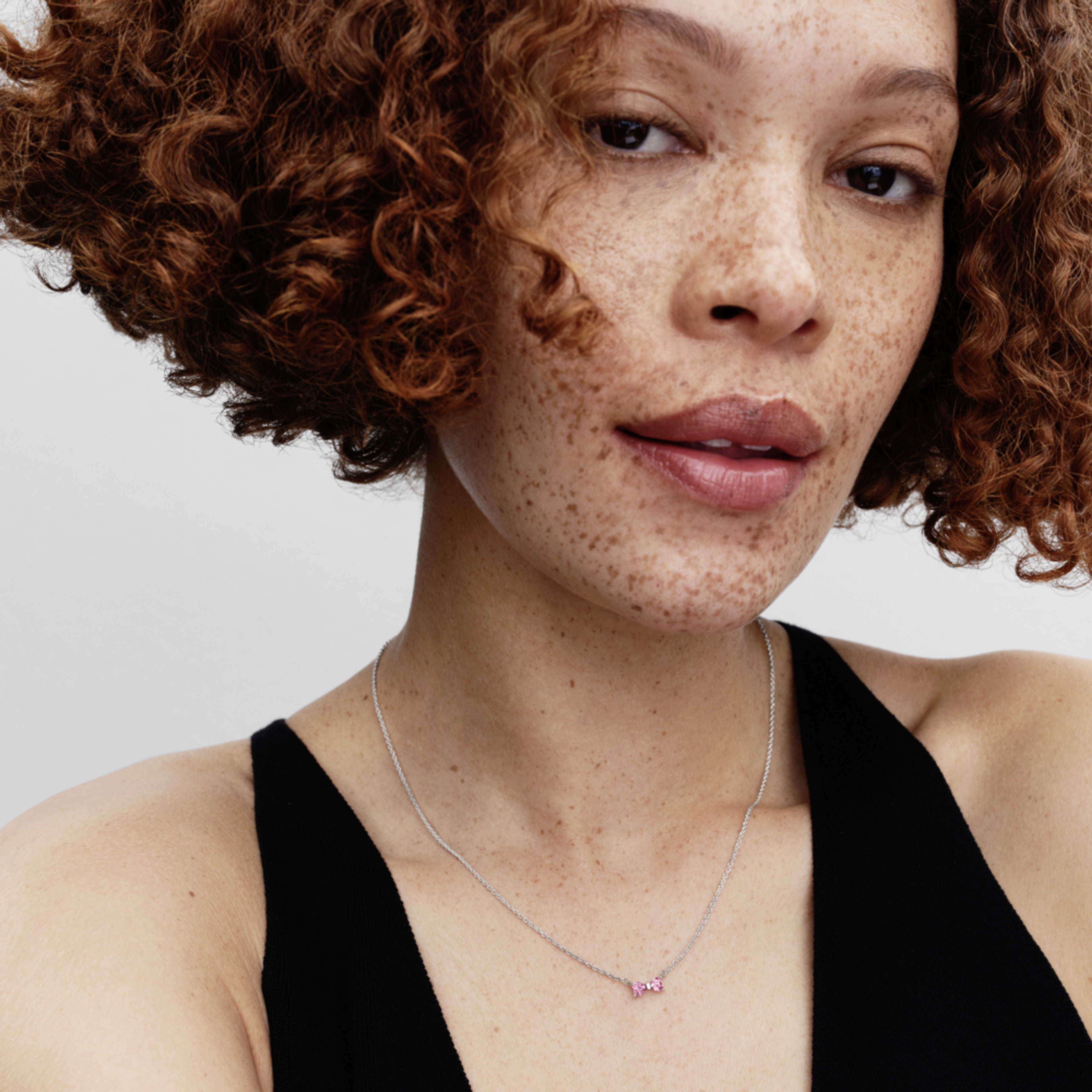 PANDORA Náhrdelník s přívěskem růžová Mašlička - galerie #1