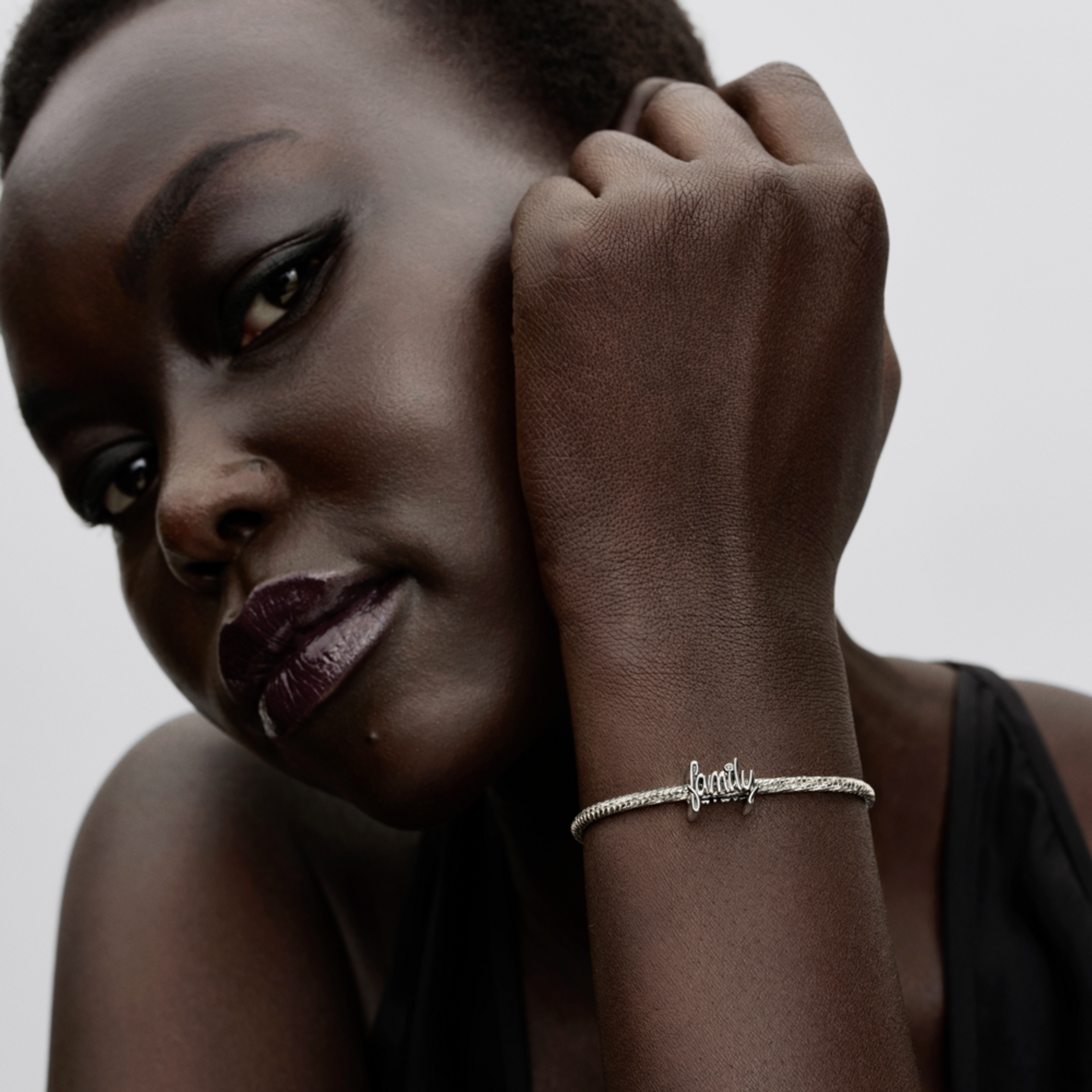 PANDORA Přívěsek s nápisem Family - galerie #1